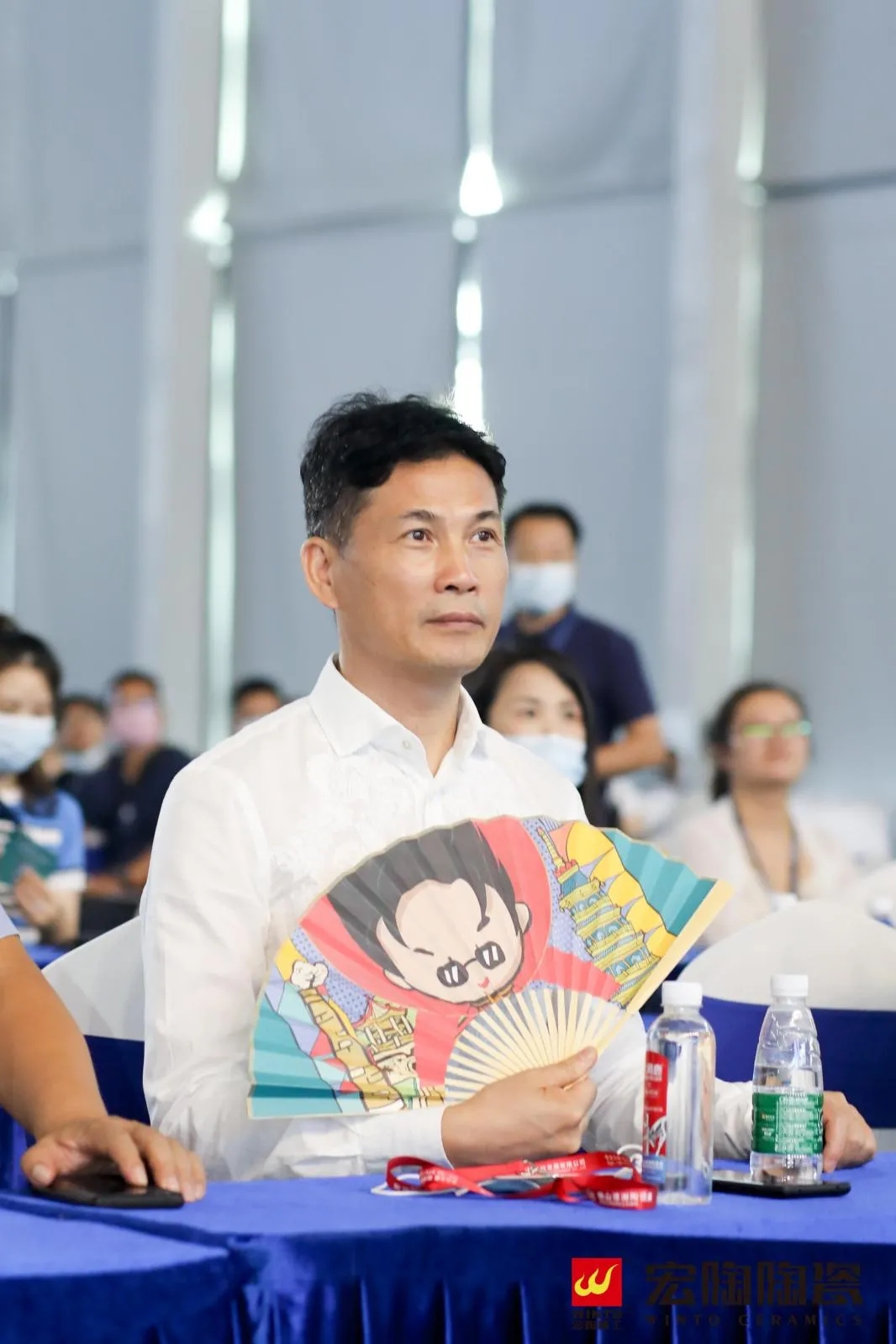 集团董事长梁桐灿手持色多多导航入口文创礼品